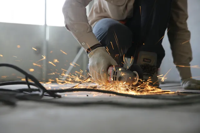 trabalhador usando makita